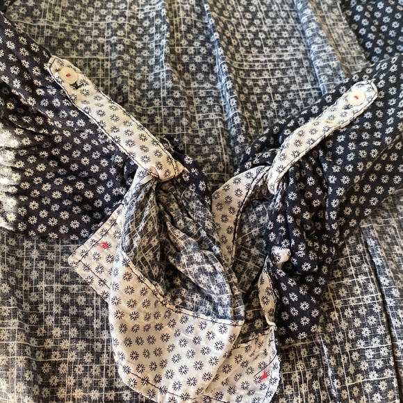 Light cotton button down shirt by Jasmine and Juliana size M - Picture 5 of 5